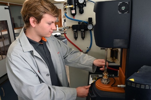 Kaemon Nelson working in a lab